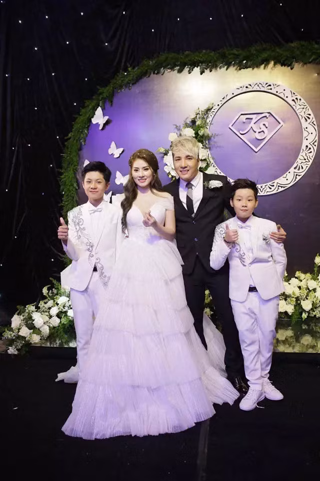 Hai con trai xuất hiện trong đám cưới của bố mẹ năm 2019.