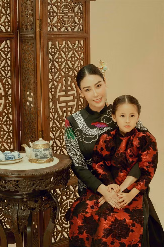 Hoa hậu Hà Kiều Anh cho biết bà nội cô là Nguyễn Tăng Diệu Hương, con gái của Công Tằng Tôn Nữ Truyền Kinh, con cháu hoàng tử thứ 11 của vua Minh Mạng. Và theo bà nội của Hà Kiều Anh, cô chính là công chúa đời thứ 7 trong gia đình hoàng tộc.