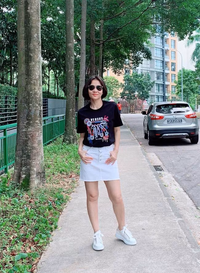 Kể cả với những trang phục giản dị như thế này, nhưng trông cô vẫn rất cuốn hút.