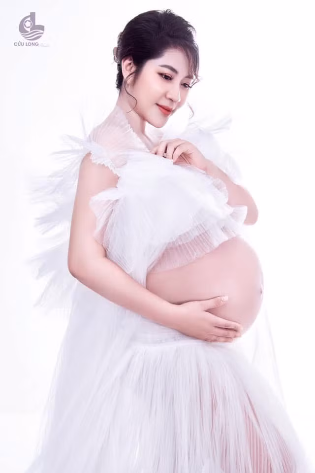 Hình ảnh Thu Thảo đã được chỉnh sửa khi chụp bộ ảnh bầu kỷ niệm giúp cô che được những nốt mụn ở mặt và rạn ở bụng.