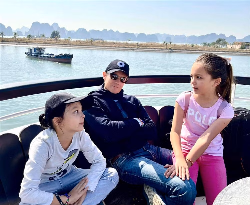 Được biết, trước khi bước vào mối quan hệ tìm hiểu, diva Hồng Nhung và bạn trai đã là bạn lâu năm. Gerhard Heusch từng xuất hiện trong livestream của nữ ca sĩ vào hồi tháng 4 khi chị và hai con Tôm - Tép đang mắc kẹt tại Mỹ vì COVID-19. Thời điểm đó, anh chị có nhiều thời gian bên nhau và ngày càng thân thiết hơn.