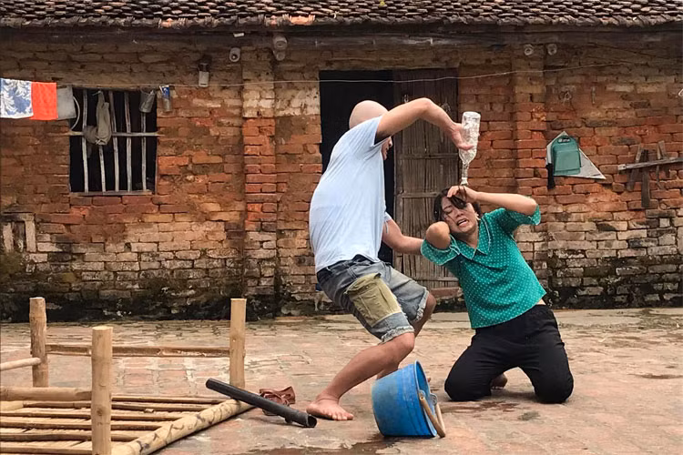 Đóng vai Thương, người vợ cam chịu, liên tục bị chồng hành hạ trong phim " Phố trong làng", nhưng ngoài đời nữ diễn viên trẻ Ngô Lệ Quyên lại có một gia đình nhỏ rất hạnh phúc.