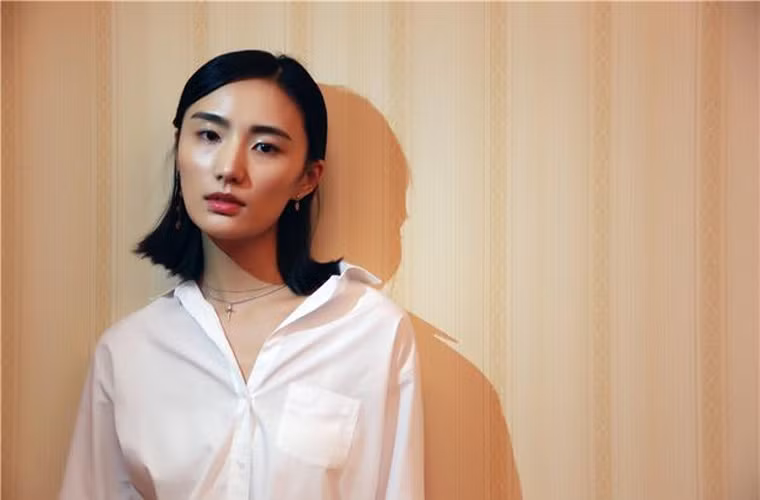 Hải Hà Kim Hỷ kém nam diễn viên “Anh hùng xạ điêu” 19 tuổi. Lý Á Bằng xấp xỉ với tuổi bố của Hải Hà Kim Hỷ nhưng rất được lòng gia đình bạn gái.