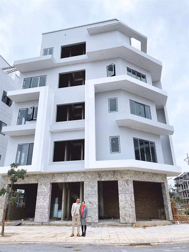 Đầu năm 2020, Hòa Minzy bỏ ra số tiền không nhỏ xây một căn nhà 5 tầng, rộng rãi tặng bố mẹ.