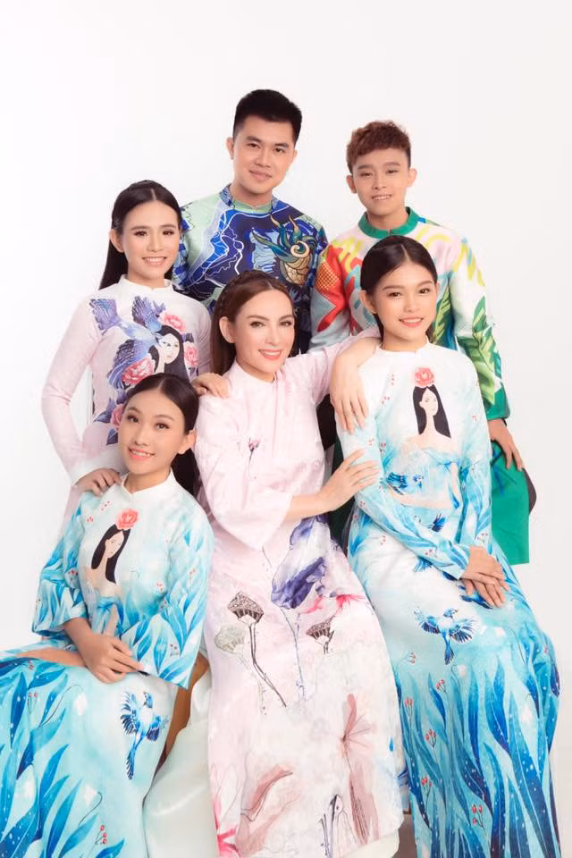 Không chỉ nuôi trẻ mồ côi, Phi Nhung còn có ba con nuôi từ những chương trình tìm kiếm tài năng ca hát nhí là Hồ Văn Cường, Tuyết Nhung, Thiêng Ngân. Cả ba người này và cô con gái nuôi Quỳnh Trang đều theo nghiệp hát của mẹ nuôi Phi Nhung.