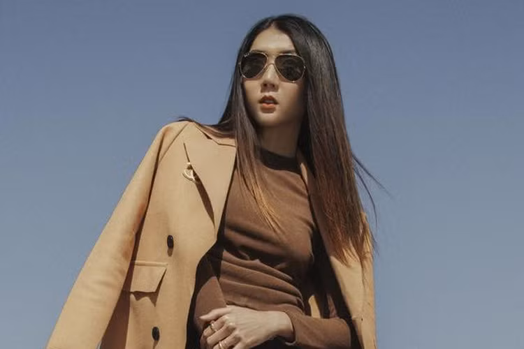 Bà mẹ một con trở về với thần thái siêu mẫu ngày nào của cô khi làm mẫu cho chính các sản phẩm mà mình kinh doanh.