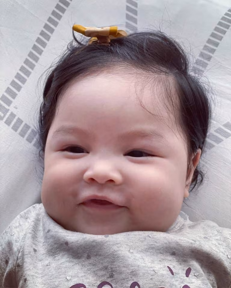Mặc dù công khai ảnh con gái trên trang cá nhân nhưng nam diễn viên “Đập cánh giữa không trung” vẫn giữ kín danh tính của mẹ bé.