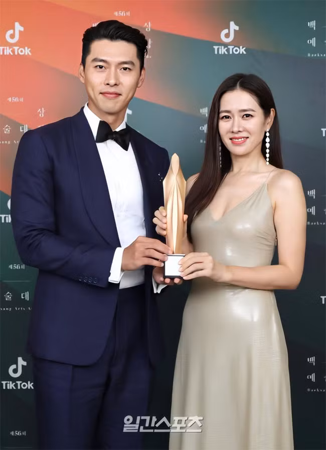 Vẻ đẹp và tài năng của Son Ye Jin giúp cô được truyền thông Hàn ngợi ca với danh hiệu “tình đầu quốc dân” và khiến cho Hyun Bin chao đảo.