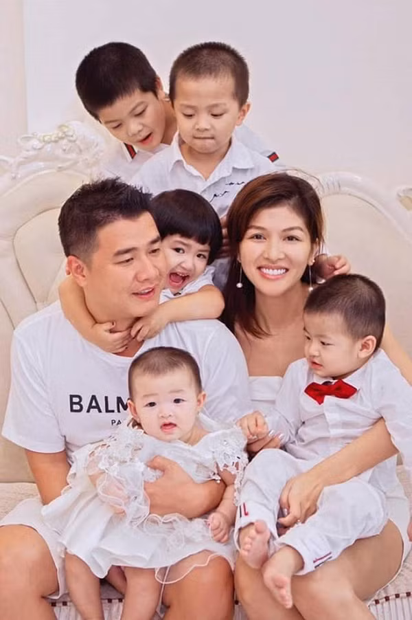 Khi có thời gian rảnh, bạn trai đại gia lại phụ vợ làm việc nhà, cùng Oanh Yến chăm sóc và chơi với các con.