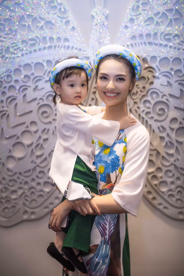 Người mẫu sinh năm 1994 chia sẻ ngày xưa cô quá ích kỷ chỉ biết đến bản thân, khiến ba mẹ lo lắng, nên hiện tại cô thấy gia đình là quan trọng nhất và muốn vun đắp tình thương ấy.