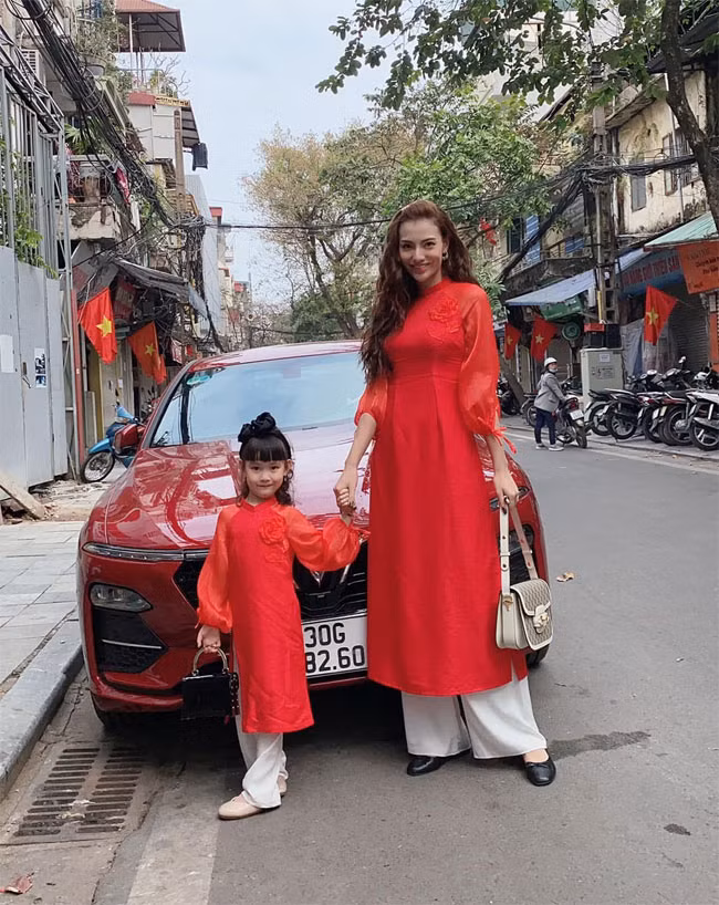 “Từ khi có con, tôi thấy mình như trở thành người khác, không còn tiêu xài hoang phí, không còn sống dựa vào người khác, quan tâm đến bố mẹ nhiều hơn”, "mẹ đơn thân" Hồng Quế cho biết.