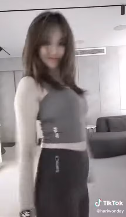 Ở nhà tránh dịch trong những ngày TP HCM giãn cách xã hội, Hari Won chăm đăng clip giải trí, "đu trend" lên mạng xã hội.