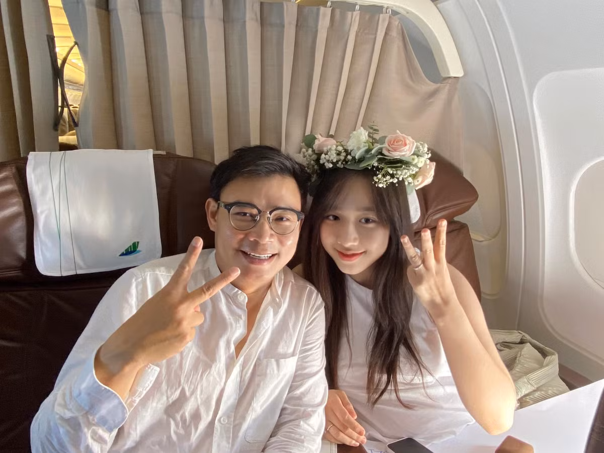 MC Hà My và bạn trai CEO của start up triệu USD dù có sự khác biệt về tuổi tác nhưng vẫn được khen đẹp đôi, chuẩn cặp "trai tài - gái sắc". 