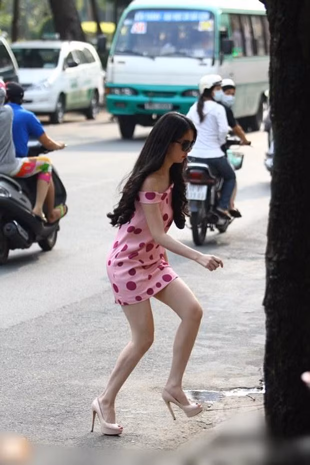 Đôi giày cao gót giúp tôn dáng nhưng cũng gây cho khổ chủ bao đau đớn.