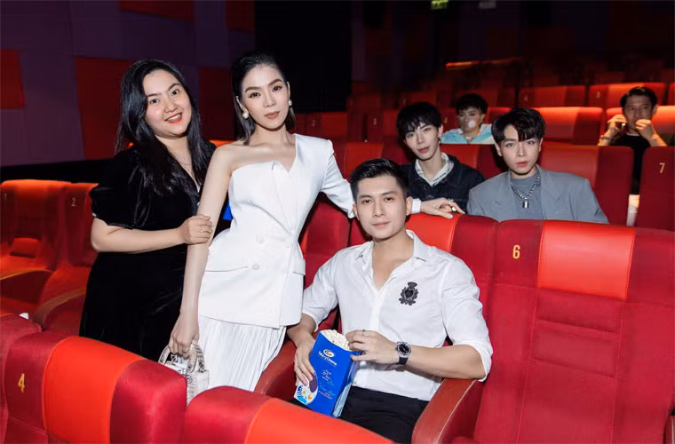 Cặp Lệ Quyên - Lâm Bảo Châu và Hồ Ngọc Hà - Kim Lý chạm mặt nhau tại sự kiện nhưng cả hai nữ ca sĩ tỏ ra không quan tâm tới sự có mặt của nhau.