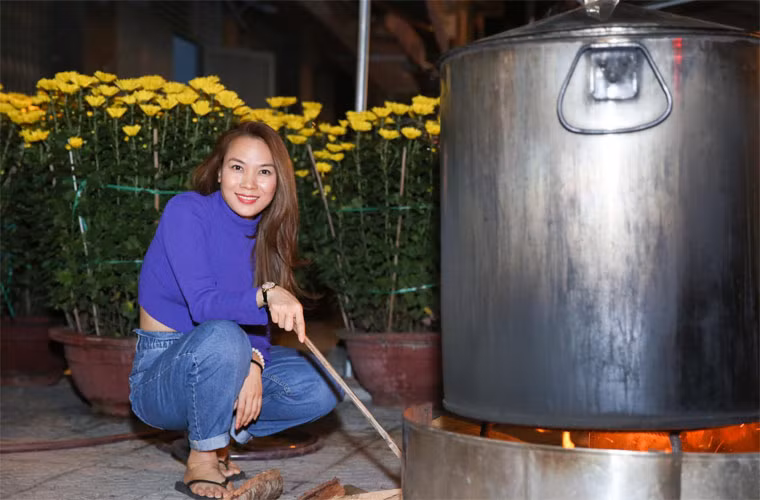 Càng ăn mặc giản dị, giọng ca "Đúng cũng thành sai" càng trẻ hơn.