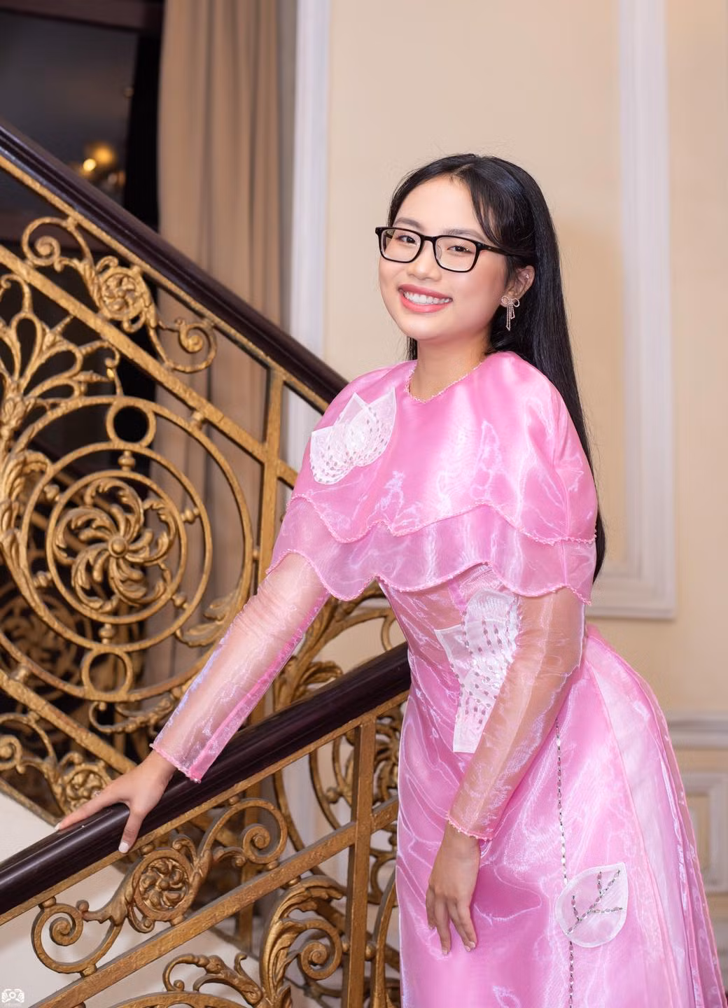 Dù từng không ít lần vướng tranh cãi quanh chuyện trang điểm đậm và trang phục không phù hợp, thế nhưng Phương Mỹ Chi đang cho thấy gu thẩm mỹ ngày càng cải thiện rõ rệt.