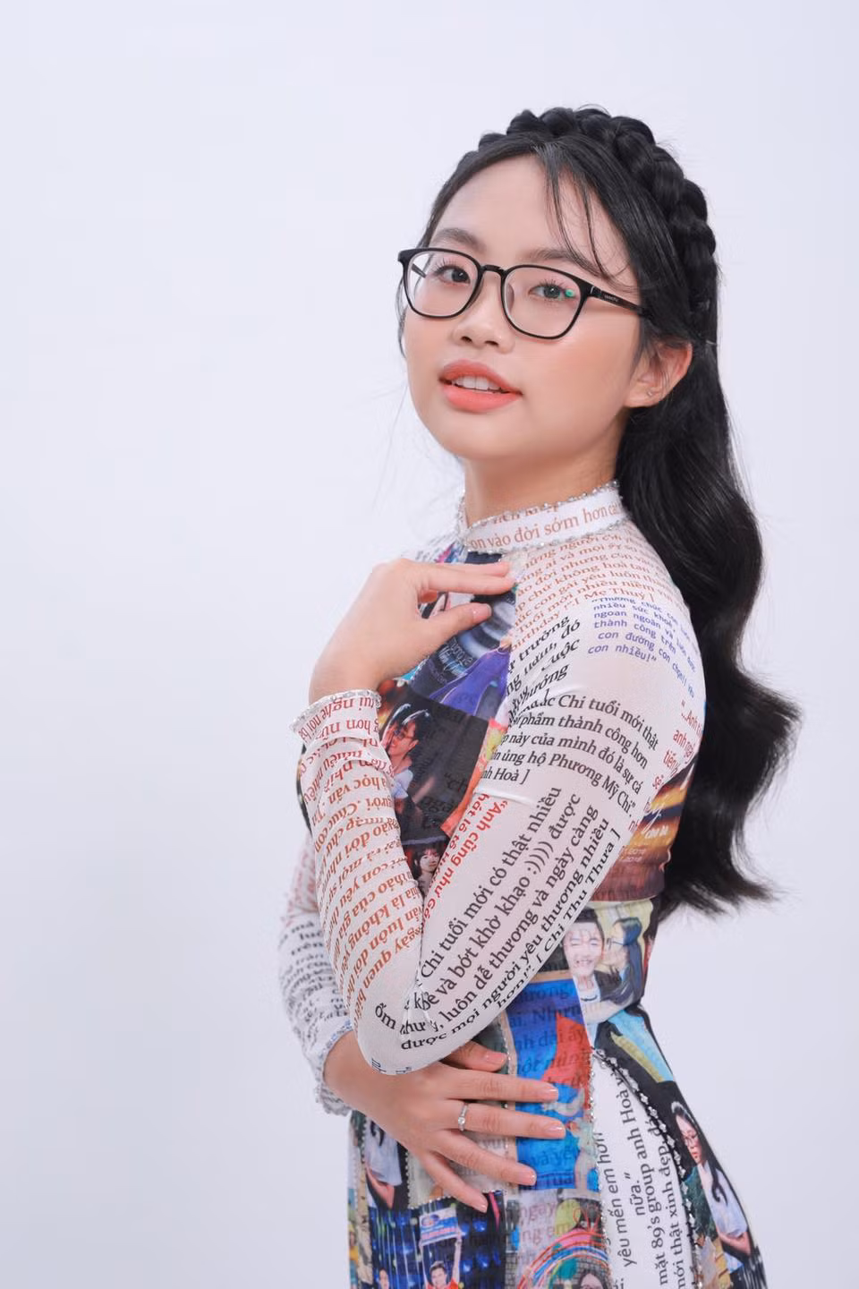 8 năm kể từ sau khi đăng quang Á quân Giọng hát Việt nhí 2013, Phương Mỹ Chi trưởng thành về giọng hát lẫn ngoại hình.