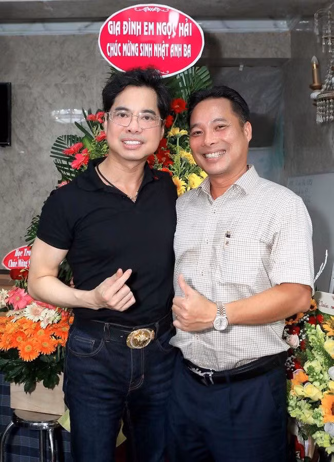 Từng là ngôi sao một thời của "Mưa bụi", thế nhưng người em trai kế Ngọc Sơn là Ngọc Hải bất ngờ rút lui khỏi showbiz và chuyển hướng sang làm kinh doanh. Theo truyền thông, hiện tại, Ngọc Hải đang làm chủ của một công ty bất động sản và nội thất, có tài sản lên đến trăm tỷ đồng.