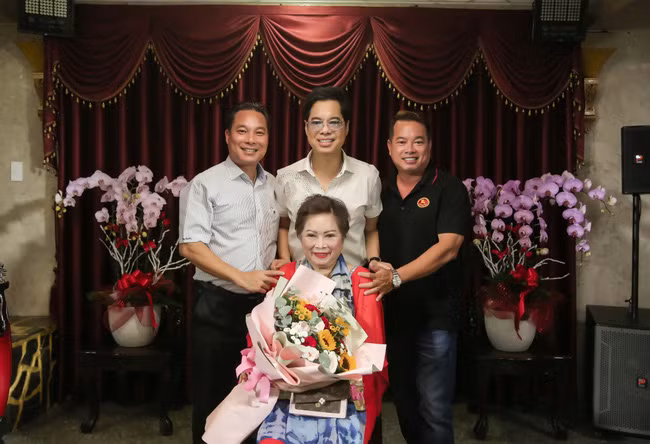 Được biết, ngoài chị gái Thu Hiền hiện là bác sĩ tại Mỹ, nam danh ca còn có hai em trai là Ngọc Hải (trái - PV) và Ngọc Hà (phải - PV).