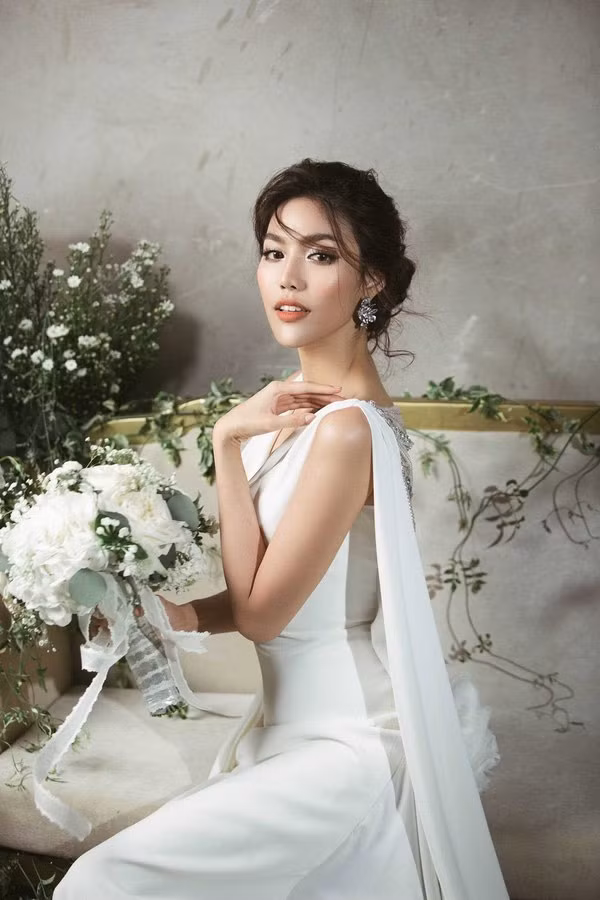 Hoa khôi Áo dài 2014 từng gây xôn xao với chiếc áo cưới trị giá nửa tỷ đồng do ông xã tặng.