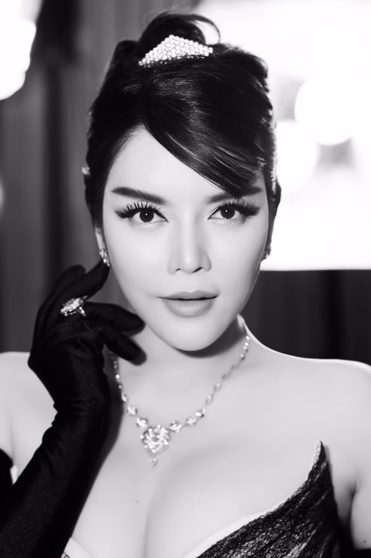 Nữ diễn viên luôn biết cách thu hút sự chú ý mỗi lần xuất hiện nhờ phong thái quý phái và sang chảnh.