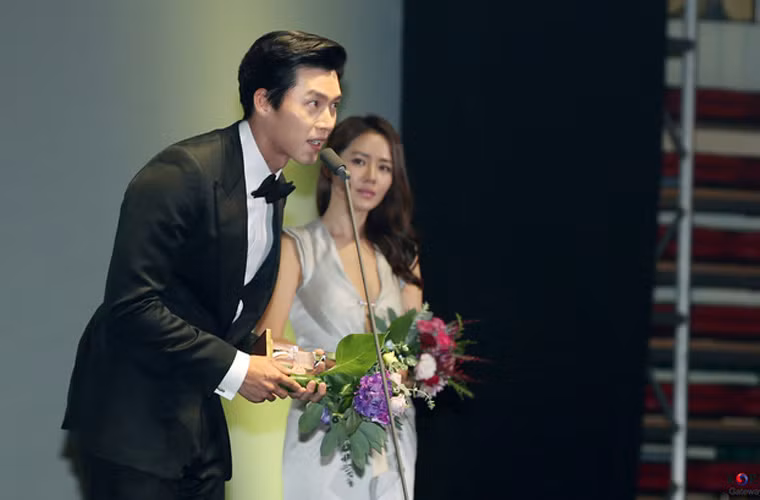 Ngược lại, Son Ye Jin cũng dành cho bạn diễn điển trai ánh mắt đầy quan tâm và yêu thương.