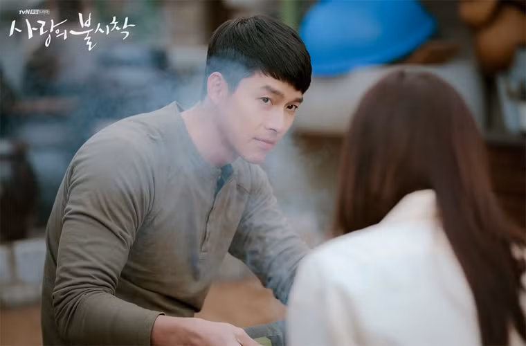 Fan của Son Ye Jin và Hyun Bin đã nghi ngờ cặp đôi này “phim giả tình thật” khi soi lại ánh mắt của họ dành cho nhau khi đóng phim.