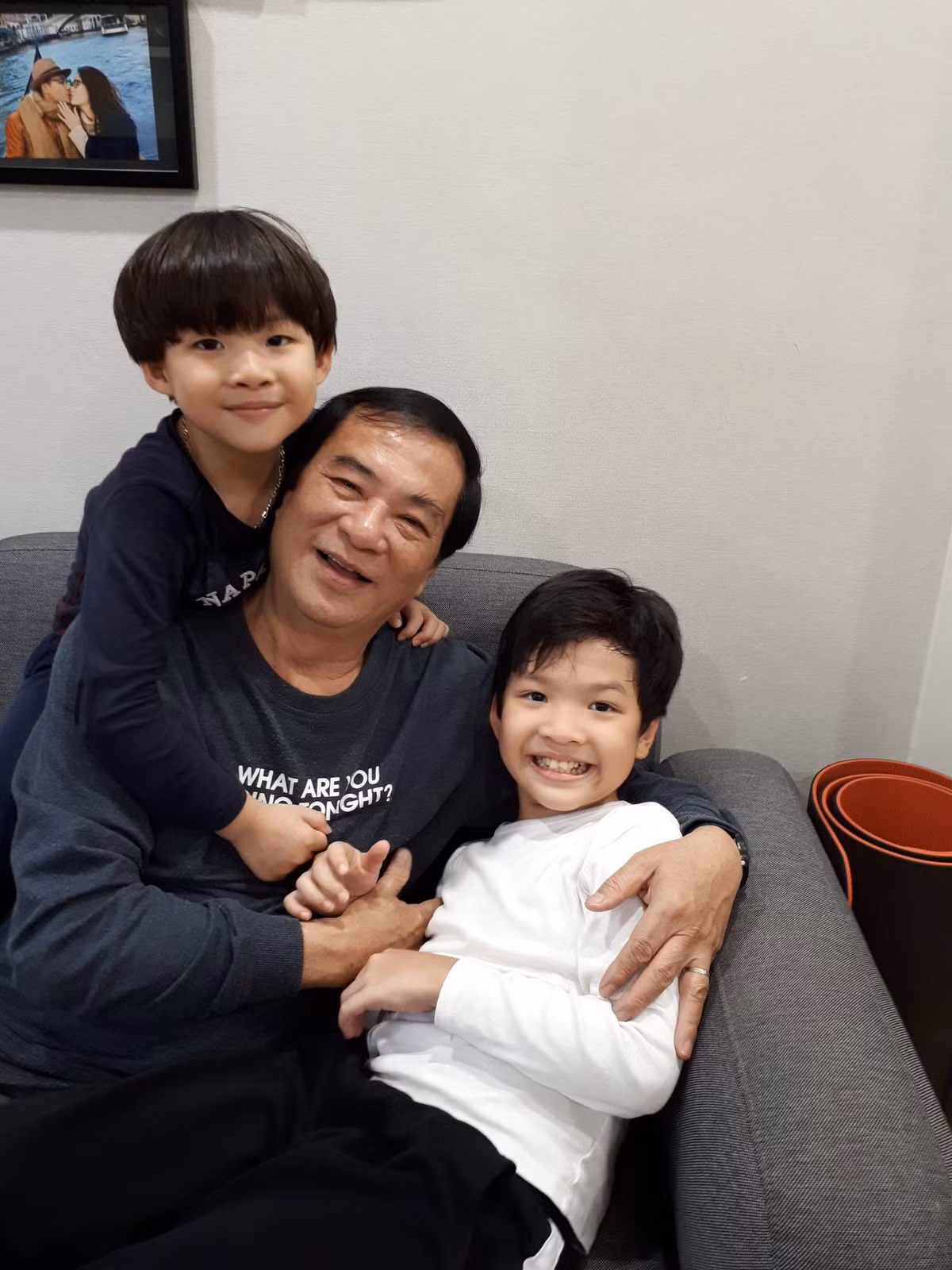 Sau hai cuộc hôn nhân đổ vỡ, hiện tại đạo diễn Khải Hưng sống quây quần bên con cháu. Ông từng chia sẻ thấy hài lòng với cuộc sống hiện tại.