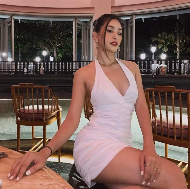 Sau hơn hai năm lên ngôi hoa hậu, Tiểu Vy có sự thay đổi về hình ảnh. Cô trở nên gợi cảm và cá tinh hơn trong những lần dự sự kiện hoặc làm mẫu ảnh.