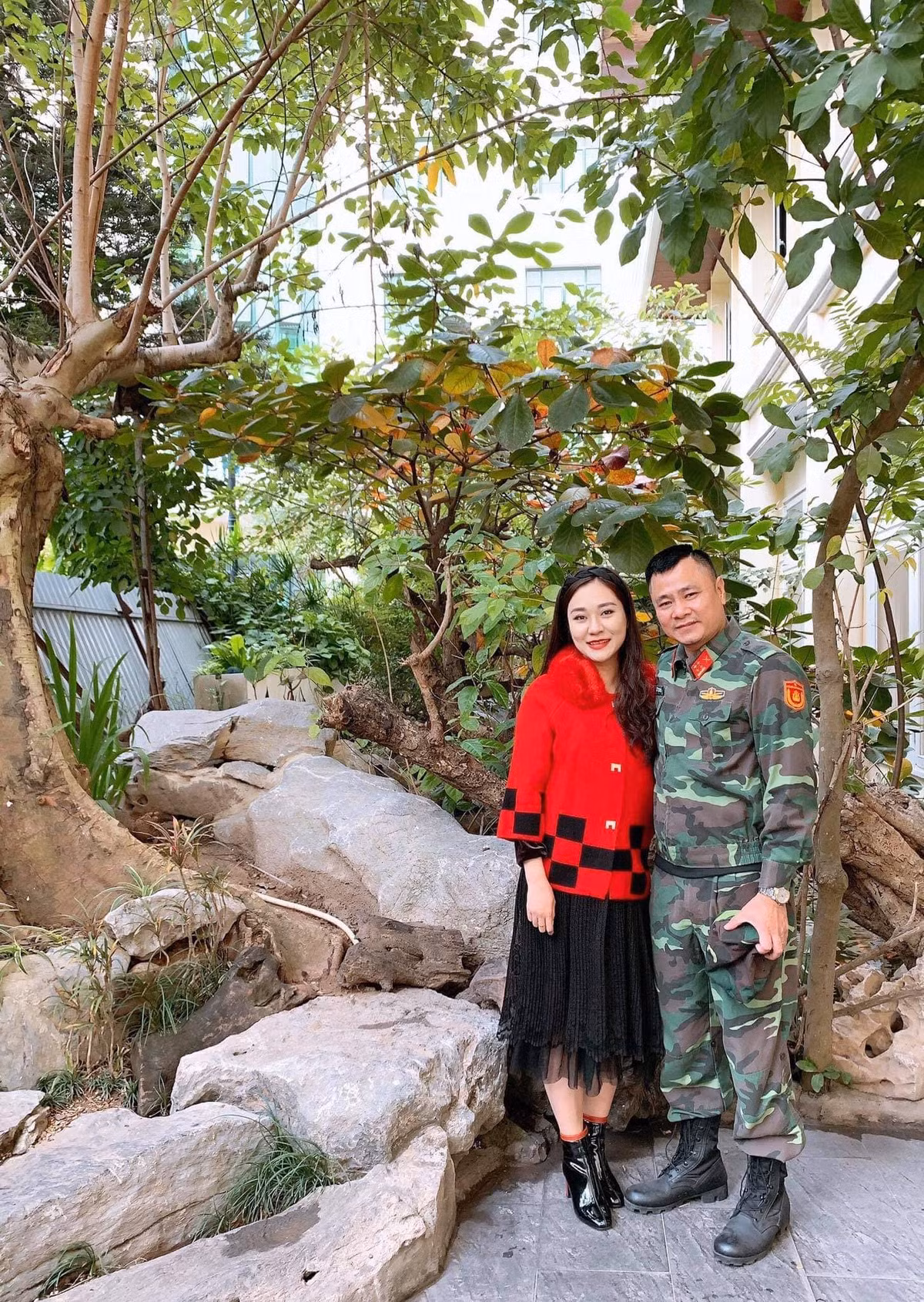 Nổi tiếng là thế nhưng nam danh hài từng khá kín tiếng trong chuyện đời tư. Sau cuộc hôn nhân đầu tan vỡ và có một cậu con trai, anh lên xe hoa lần 2 với bà xã Minh Nguyệt vào tháng 5/2015.