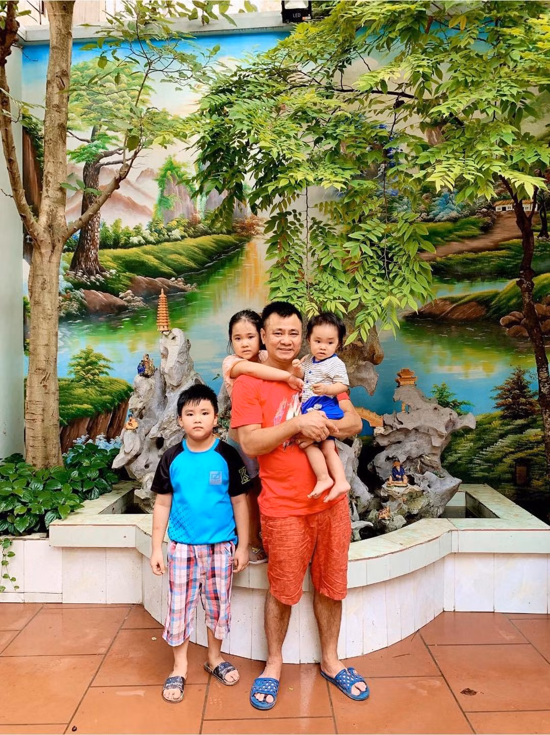 Nam danh hài khoe bức ảnh "Đội hình nhà em". Cậu bé trong bức ảnh được cho là con trai của Tự Long và người vợ đầu tiên - bé Vũ Tự Gia Anh.