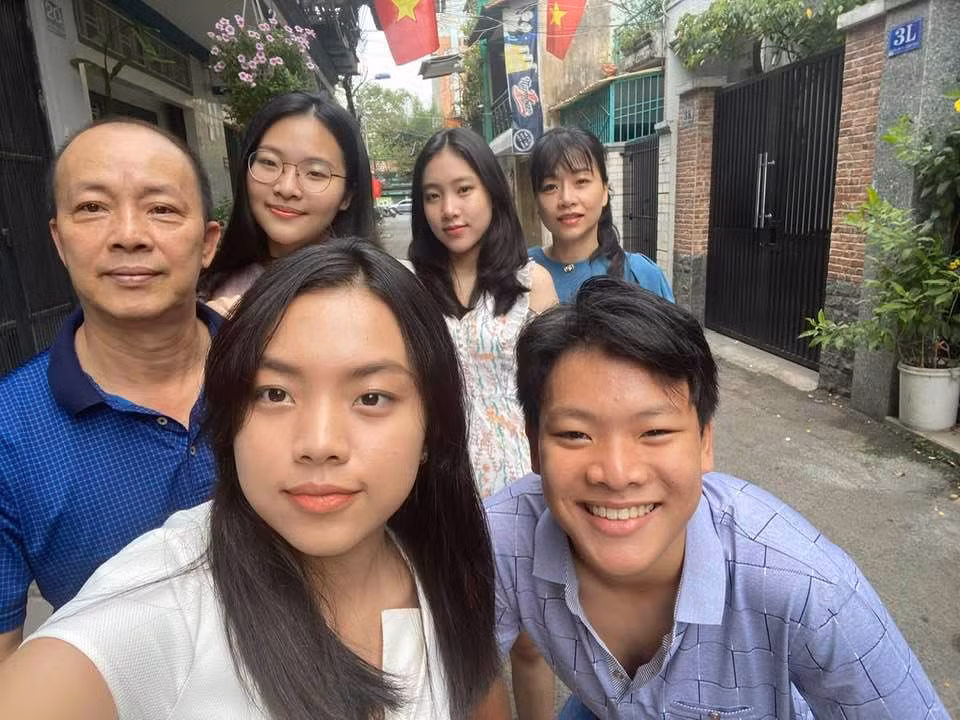Đức Hải và vợ trẻ kém 18 tuổi tâm đầu ý hợp. Cuộc sống hôn nhân không tránh khỏi những bất đồng nhưng cả hai luôn biết cách giải quyết để giữ gìn tổ ấm.