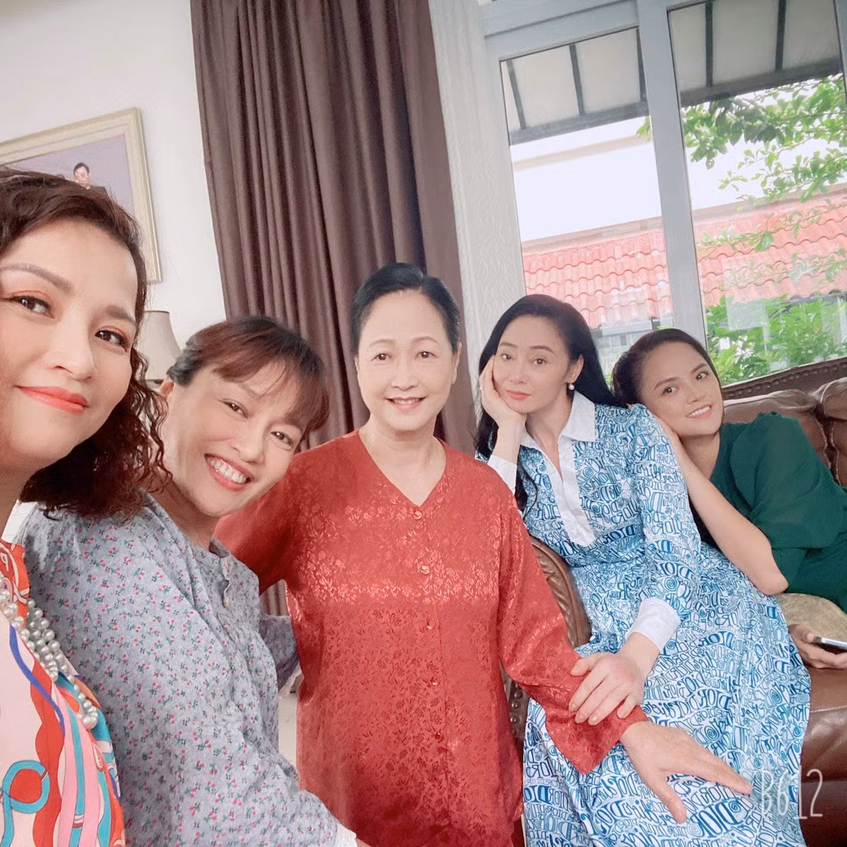 Ngoài những bức ảnh chụp chung ở hậu trường phim được diễn viên Quách Thu Phương chia sẻ, khán giả không thấy NSƯT Thu Hạnh sử dụng mạng xã hội.