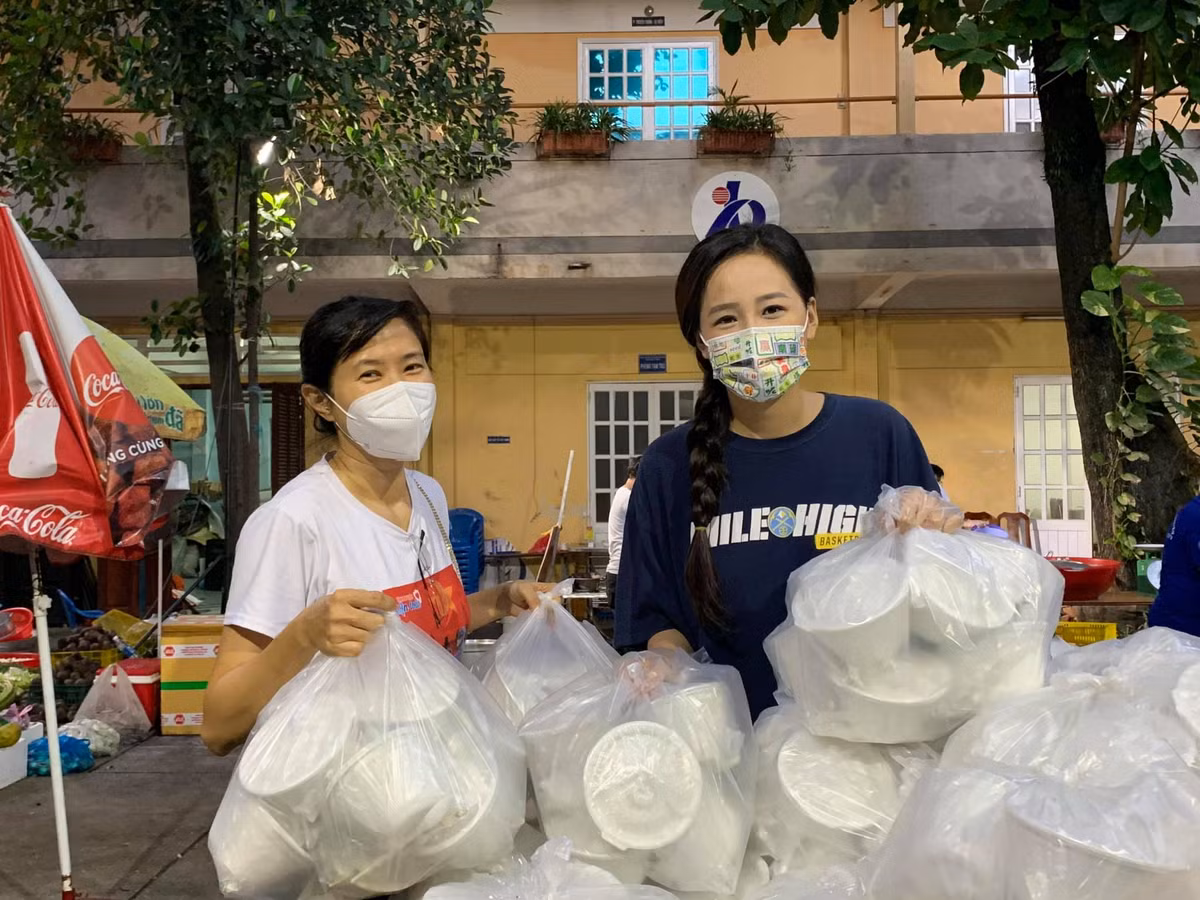 Nàng hậu chia sẻ phải dậy từ 4h cùng đội tình nguyện chuẩn bị phần ăn sáng.