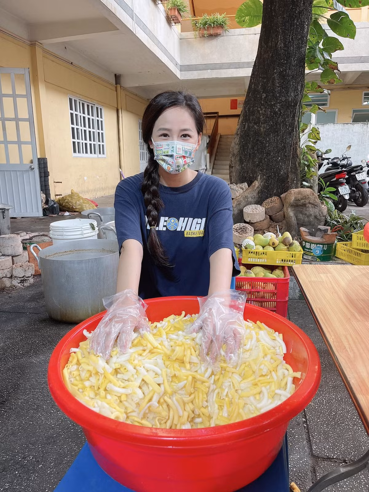 Sau quãng thời gian "than trời" vì ốm, Mai Phương Thúy đã lấy lại sức khỏe và sẵn sàng cho hành trình tham gia tình nguyện viên chống dịch COVID-19.