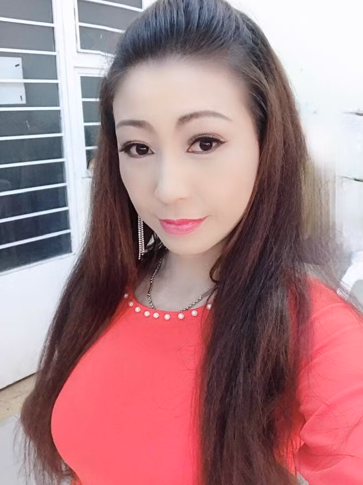 Đường tình duyên của Hà My cũng gặp nhiều trắc trở. Trải qua nhiều cuộc hôn nhân, kết hôn lúc còn trẻ, có 1 con gái, nhưng cuối cùng Hà My vẫn một mình lẻ bóng.