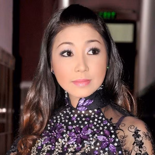 Qua thời gian, ca sĩ Hà My vẫn giữ được nét đẹp từ tuổi thanh xuân với đôi mắt thu hút, mái tóc dài thướt tha và vóc dáng gợi cảm.