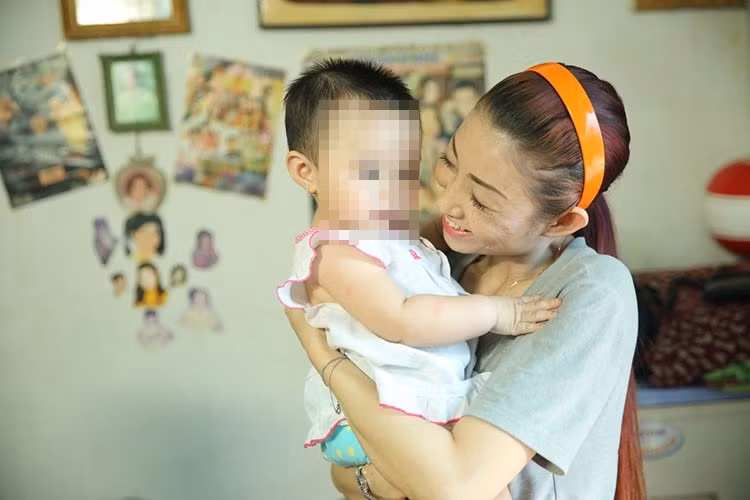 Hà My từng chia sẻ về cuộc sống vất vả mưu sinh cùng gánh nặng phải chăm lo cho mẹ già, con gái và cháu ngoại trong căn nhà chật hẹp ở TP HCM.