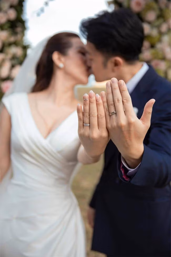 Ngày 29/6, trên trang cá nhân, Thu Hoài khoe cô và Trí Tống đã nên vợ chồng: “Ngày tôi trở thành vợ người ta! Trong mơ cũng không nghĩ tới, ngày tôi chính thức trở thành vợ người ta lại tới một cách đột ngột và… khó tả như vậy. Không kịp chuẩn bị bất cứ thứ gì, không xem, không lựa ngày tháng, không luôn cả những thủ lục nghi lễ, tất cả những gì tôi và Trí làm chỉ là ký lên tờ giấy đăng ký kết hôn…”.