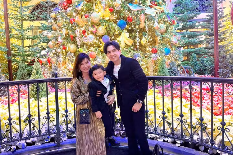 "Happy Birthday, Daddy Dan Truong Pham. Cả nhà đang ở Las Vegas, ham chơi lắm nhưng sẽ cố gắng post thêm hình và video để cả nhà cùng chúc mừng anh Bo", Thuỷ Tiên viết trên trang cá nhân.
