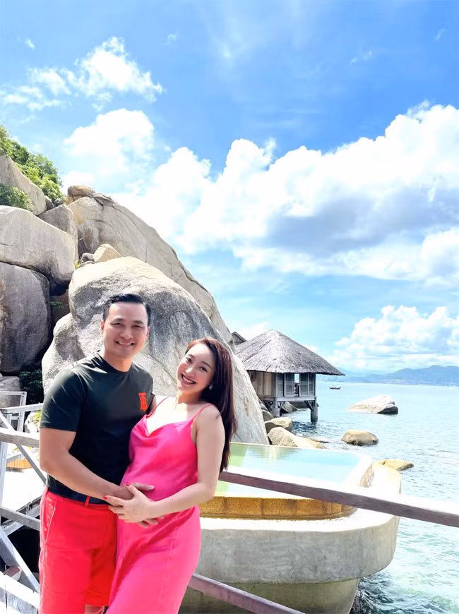 Vợ trẻ Chi Bảo chọn một chiếc váy hai dây màu hồng, cùng màu với màu quần của chồng trong một dịp hai vợ chồng đi nghỉ dưỡng.