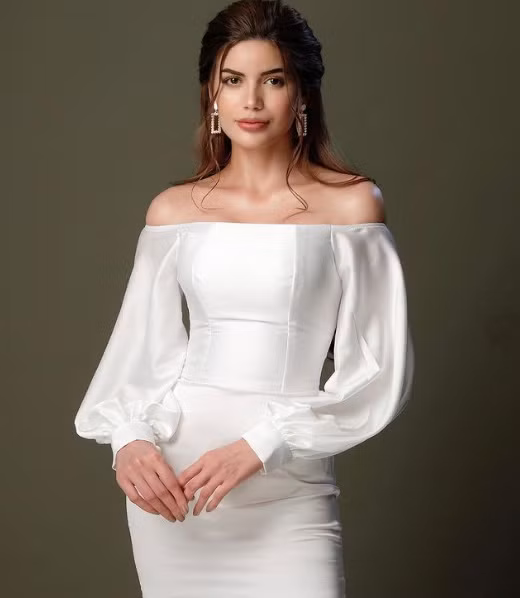 Người đẹp 24 tuổi rất nổi tiếng tại Philippines nhờ vẻ đẹp và từ lâu bị đồn có quan hệ tình cảm với nghị sĩ Esmael "Toto" Mangudadatu, 53 tuổi, dù ông này đã có 4 vợ.