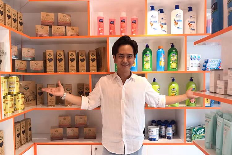Đầu năm 2020, do dịch COVID-19 bùng phát nên Hùng Thuận phải đóng cửa nhà hàng ốc, sang tên shop bán thực phẩm chức năng. (Ảnh: FBNV)