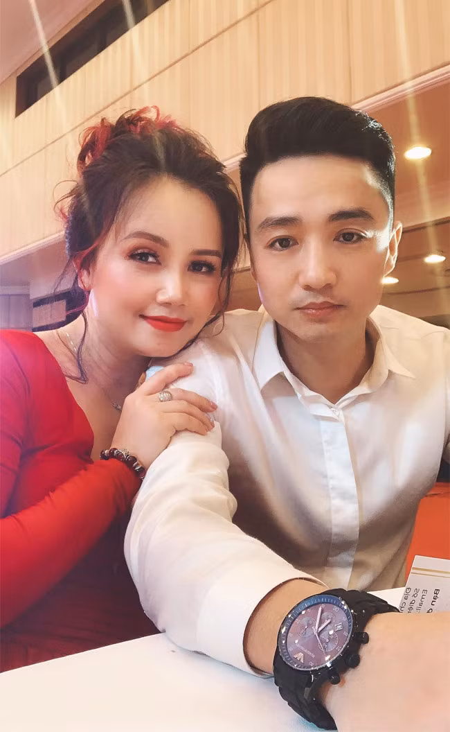 Thế nên khi cô tuyên bố ly hôn chồng thứ 4 (ảnh), nhiều người tỏ ra bất ngờ. Người chồng thứ 4 còn tố “cô Xuyến” lăng nhăng với trai trẻ khi anh làm ăn thất bại.