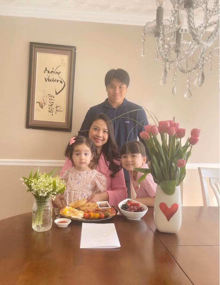 Chân dung mẹ ruột của con trai đầu đại gia Đức Huy. Được biết, chị đã lập gia đình với chồng Tây và có thêm hai con gái xinh xắn.
