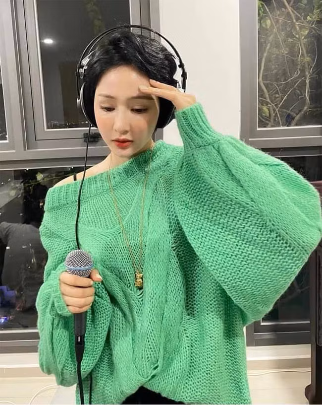 Khi nhìn xuống, trông Hiền Hồ càng khác lạ so với trước.