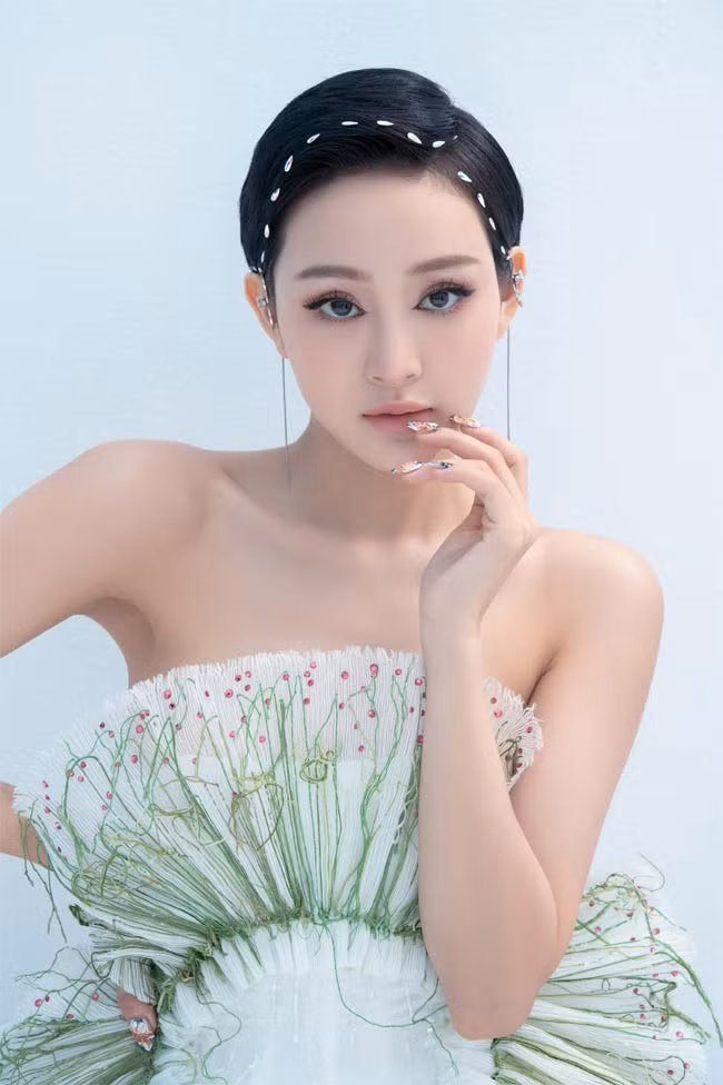 Gần đây, giọng ca “Em ngày xưa khác rồi” xuất hiện với khuôn mặt hơi sưng và khác lạ hơn.