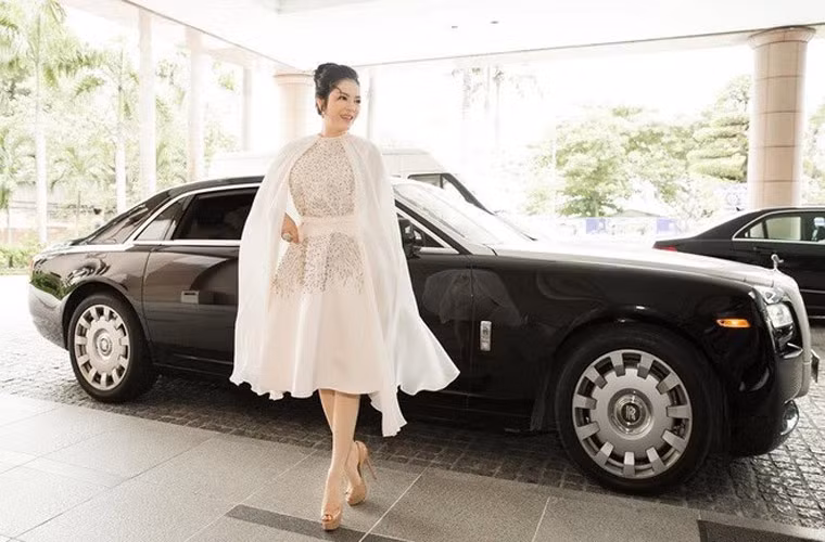 Lý Nhã Kỳ còn là chủ nhân của chiếc xe sang Rolls-Royce Ghost trị giá khoảng 40 tỷ đồng và một chiếc xe mui trần có giá khoảng hơn 12 tỷ đồng.