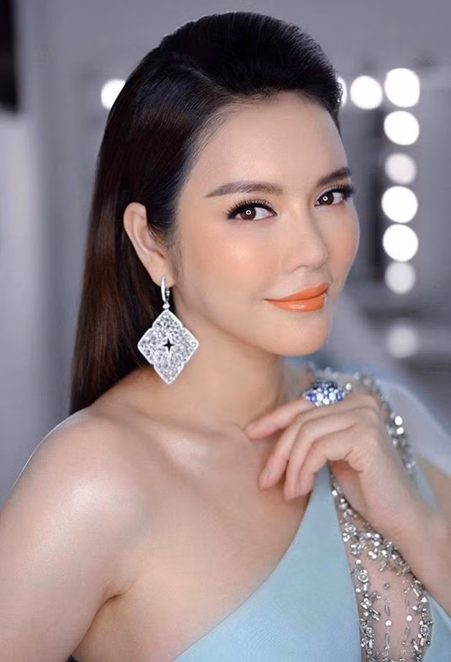 Lý Nhã Kỳ sở hữu số kim cương rất giá trị trong đó có chiếc nhẫn kim cương theo một số nguồn tin có giá khoảng 5 triệu USD (khoảng hơn 100 tỷ đồng).
